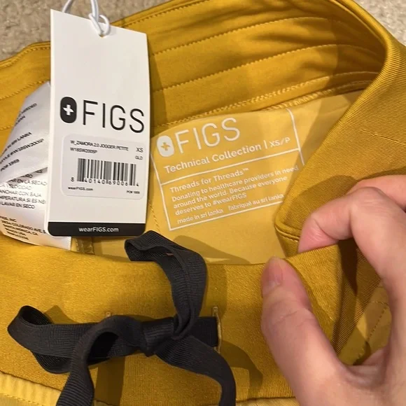 FIGS Scrub Set Catarina Top/ Zamora Jogger Light Gold - Picture 10 of 11